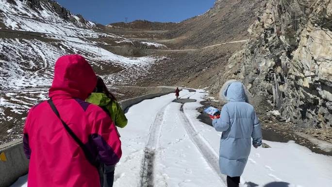 驴友雪山徒步行走