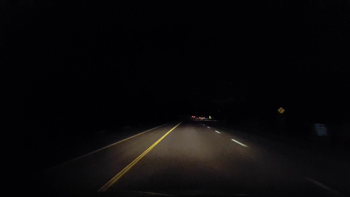 晚上在乡村公路上开车