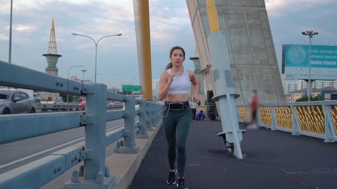年轻女子慢跑过桥健身锻炼女健身内衣