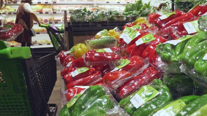 超市女性买蔬菜慢动作