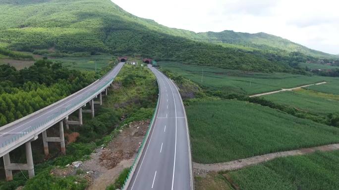 4K高速公路航拍绿色生态大山03