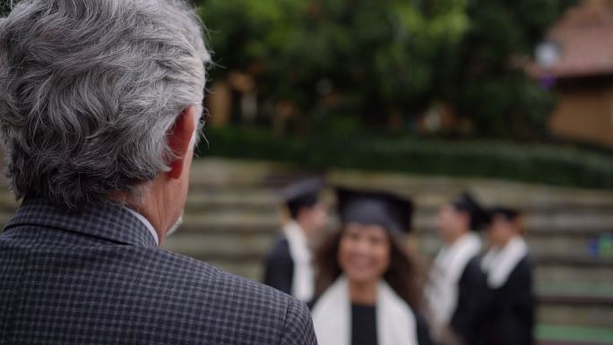 获得学位后，兴奋的女学生跑向爸爸拥抱他