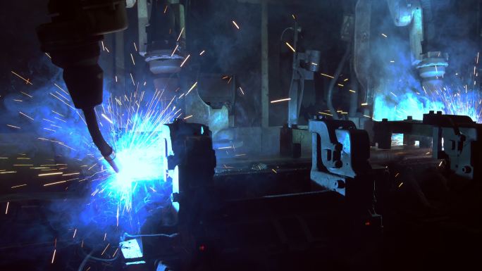 工业机器人正在工厂里焊接
