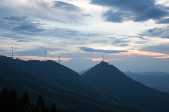 大气磅礴高山风力发电