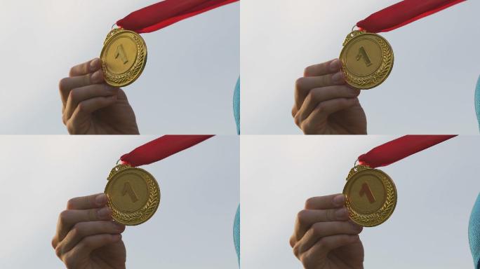 女子体操运动员夺得金牌