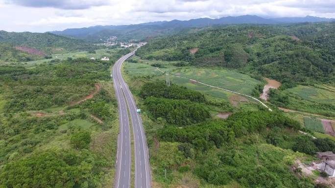 4K高速公路航拍绿色生态大山09