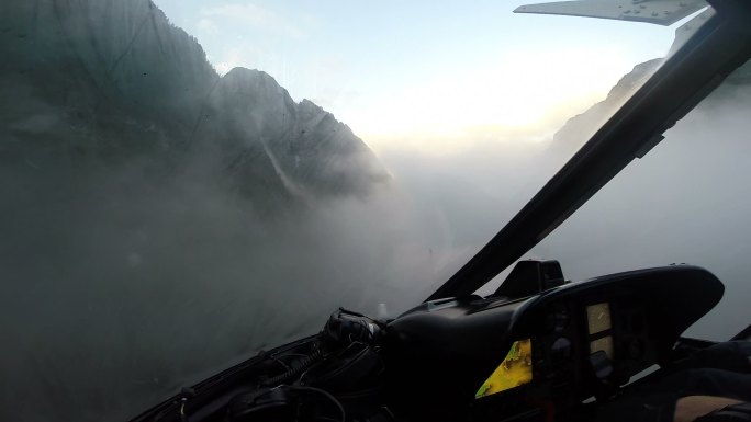 穿越山脊时从直升机上看到的景色