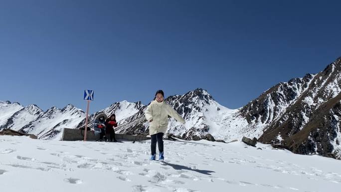 高原雪地少女奔跑