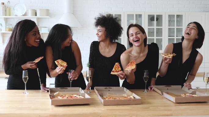 在一起吃披萨的几个女人