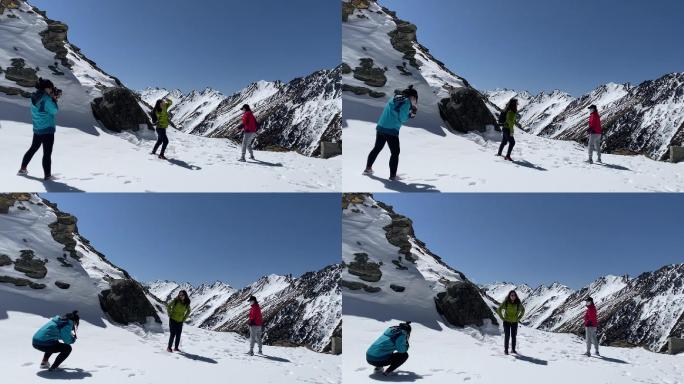 高原雪地打雪仗拍照