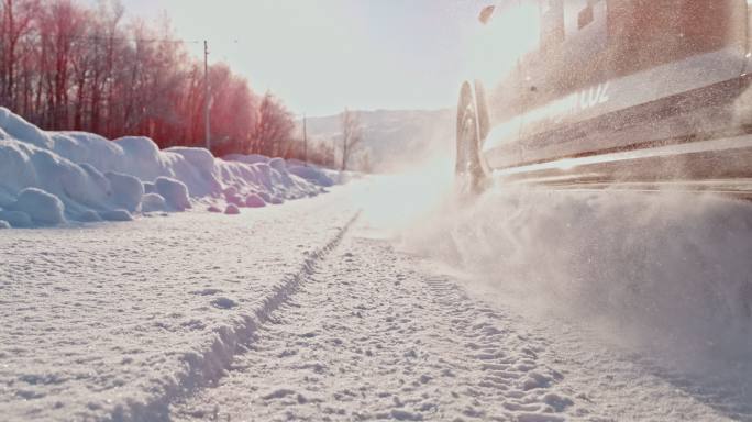 在雪地里开车道路环境转弯