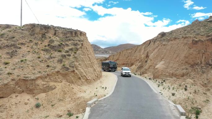 100出警警车路过黄土沙沟西藏西藏