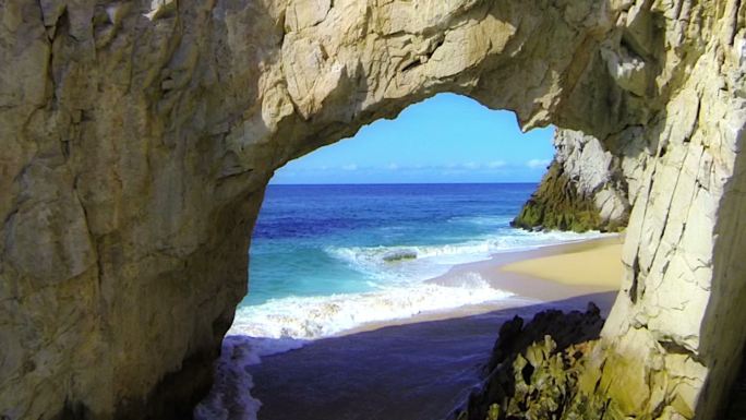 海边的岩石形成的拱门