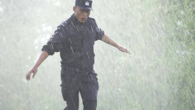 89警察雨中训练警察魔鬼训练吊铁杠