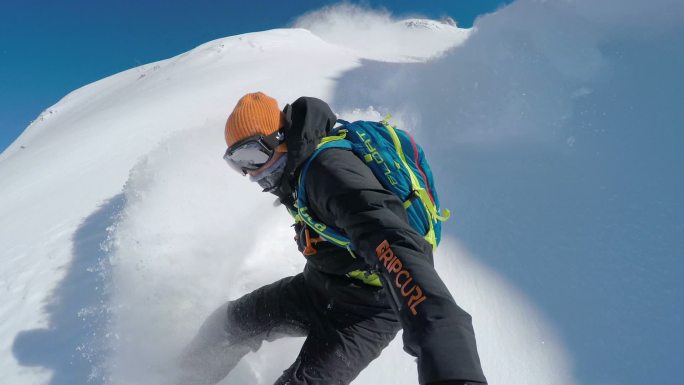 阳光明媚的冬日，滑雪爱好者在野外玩滑雪。