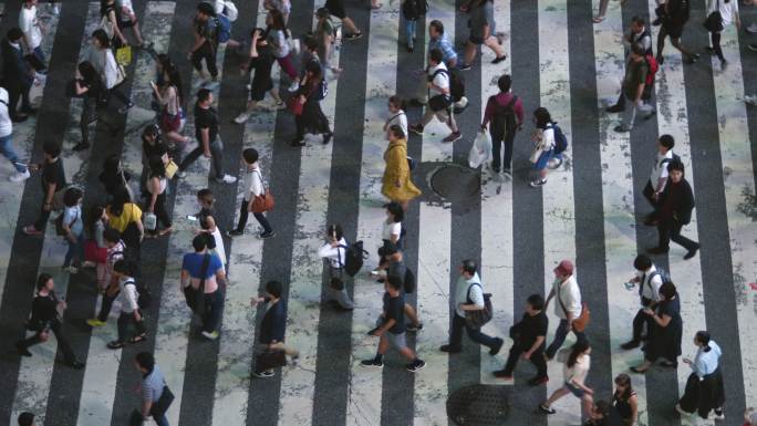 人行横道上人山人海的行人