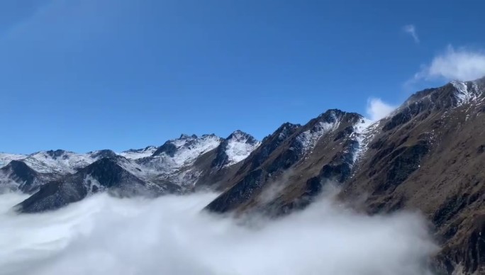 云雾缭绕的雪山高原