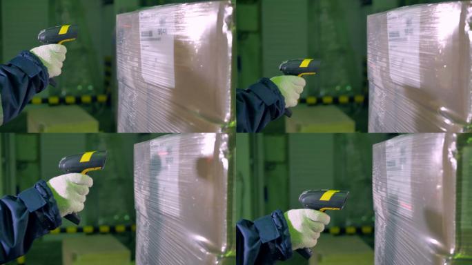 工人在仓库用条形码扫描器检查货物