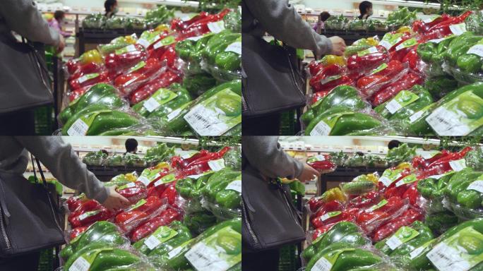 女性买蔬菜挑选