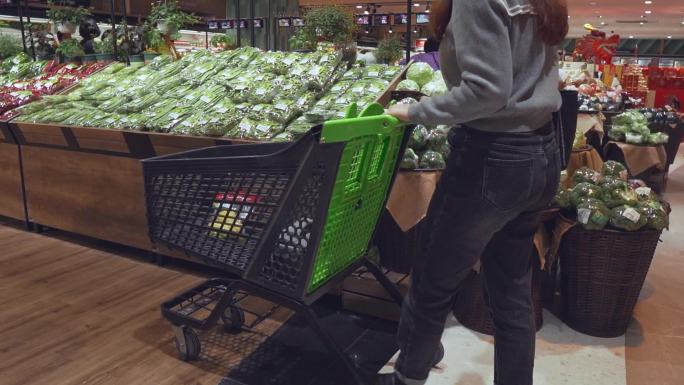 超市推购物车买蔬菜-升格