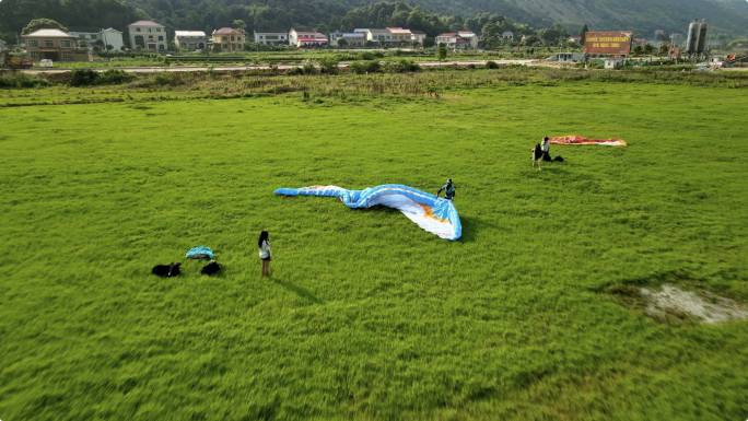 4K滑翔伞降落点航拍空镜