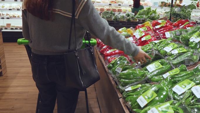 超市女性买蔬菜升格镜头
