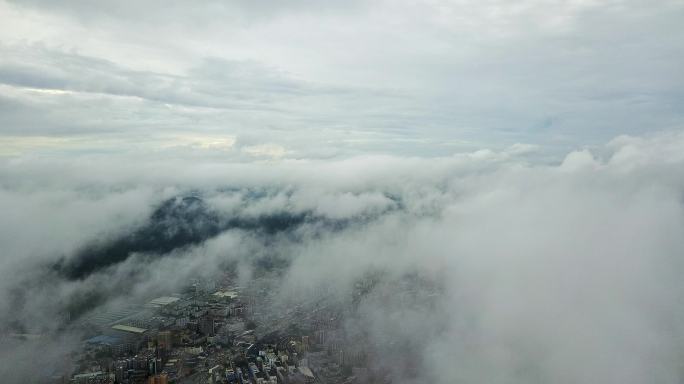 城市高空穿过云层 平流云