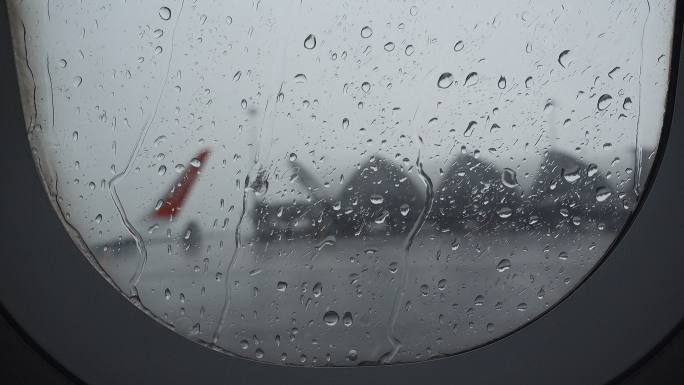 从机场视野窗口拍摄的下雨航班延误