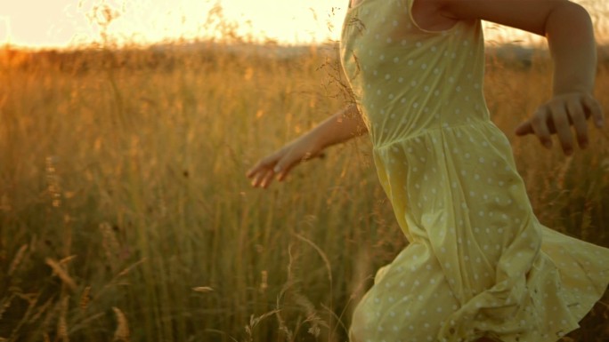 一个女孩在草地上奔跑