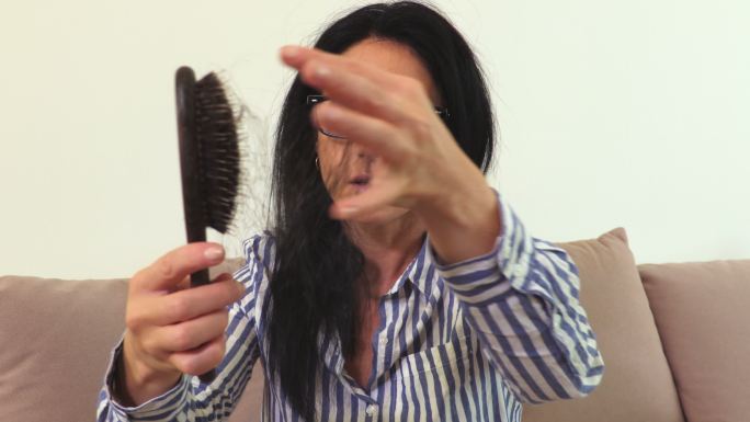 女子在整理梳子上的头发