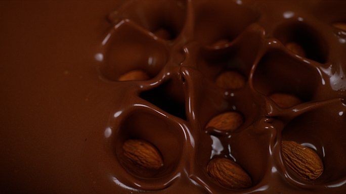 杏仁落入牛奶巧克力中