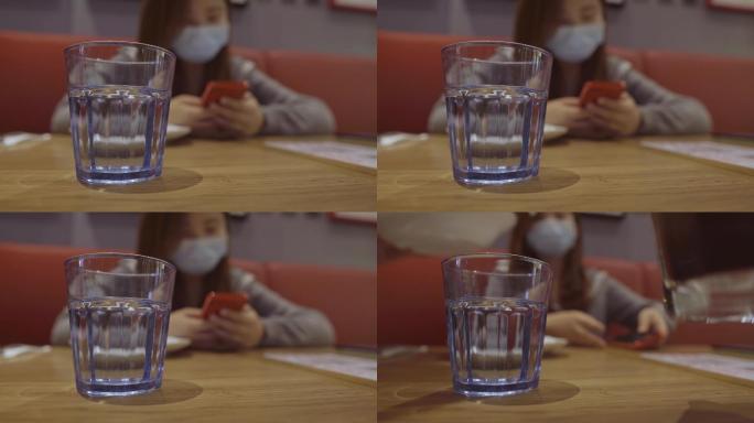 4K餐厅水杯女孩玩手机