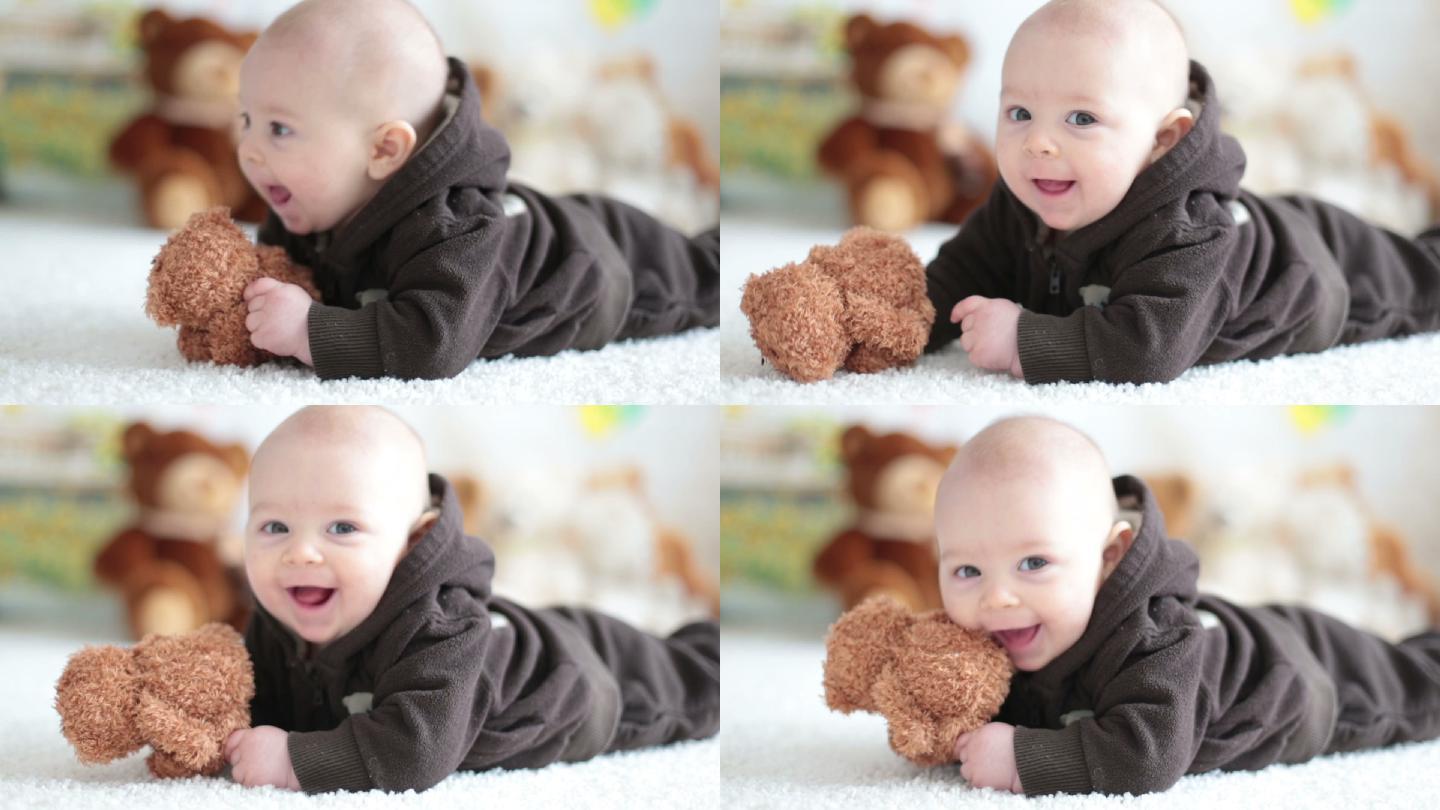 小男婴在家里玩着柔软的泰迪熊玩具