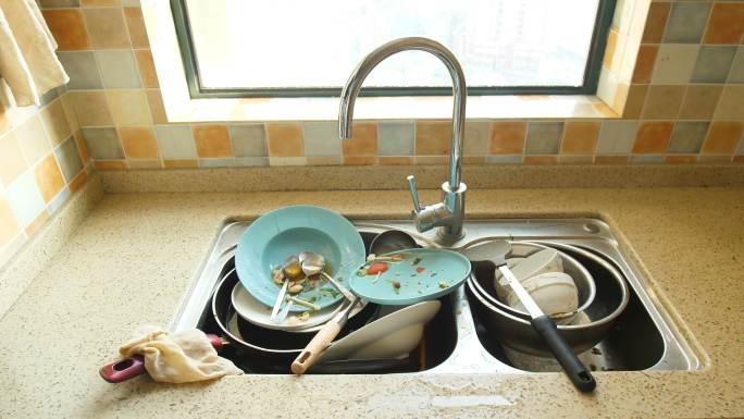 厨房里的脏盘子碗污垢