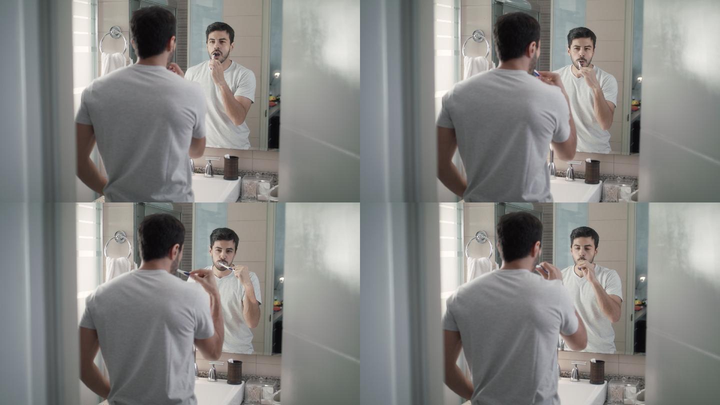 男子早上在浴室刷牙