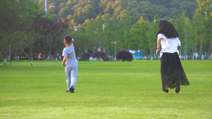 草坪上的奔跑的小朋友