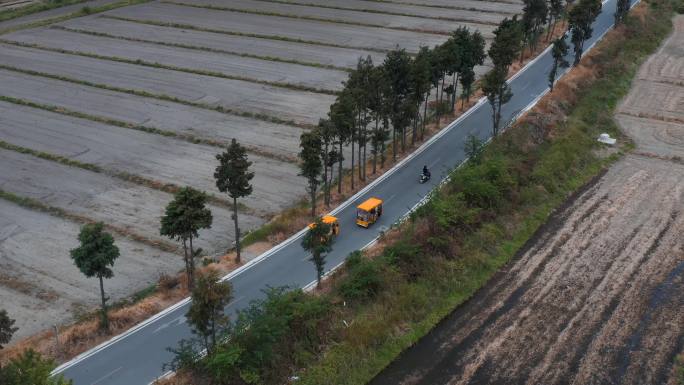 4k电瓶车公路视频乡下公路黄色旅游电瓶车