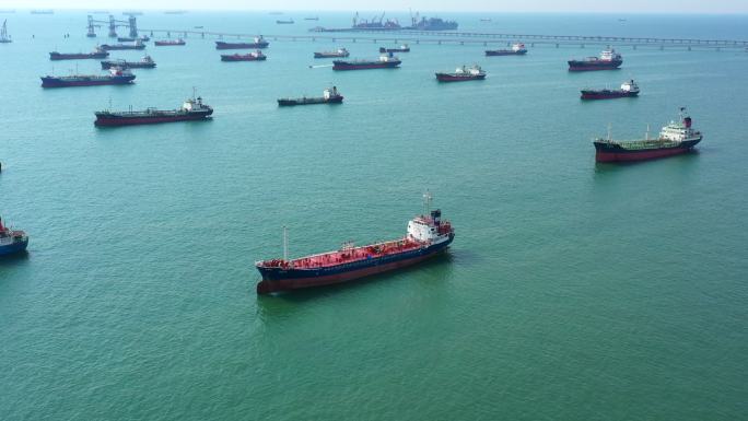远洋航拍炼油工业货船。
