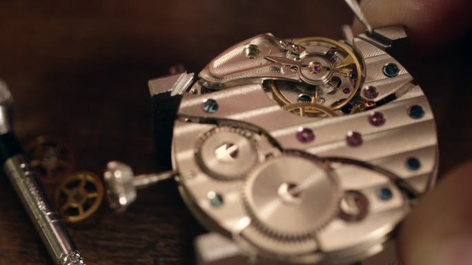 钟表匠组装手表