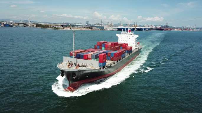 集装箱货船承载着集装箱进出口经济