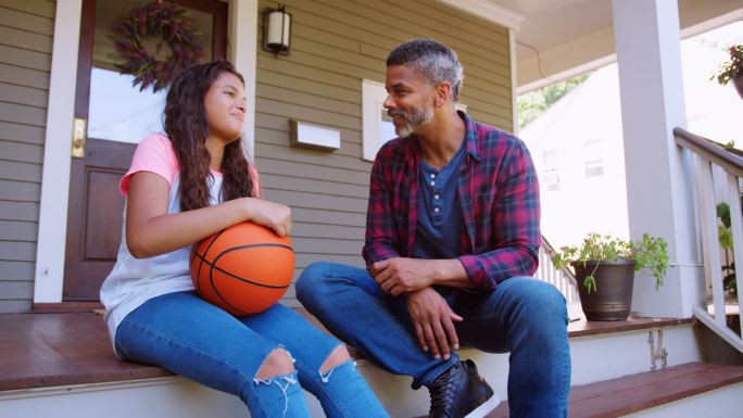 父女俩在家门口讨论篮球