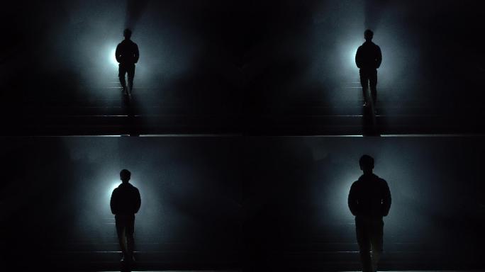 在地下楼梯里行走的年轻人