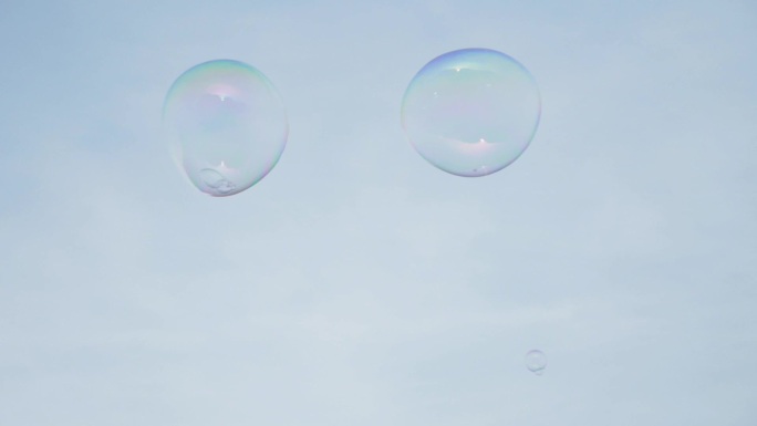 天空中漂浮的泡泡漂浮轻盈透明
