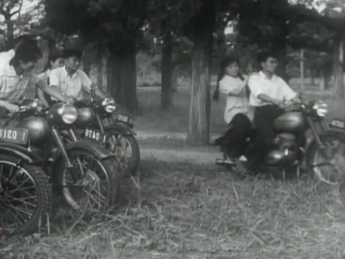 50年代青年男女骑摩托车