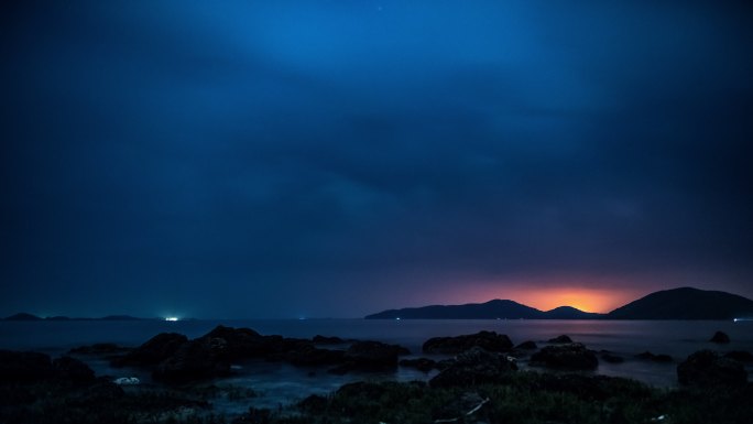 夜空下的水面海边海岸线暗礁