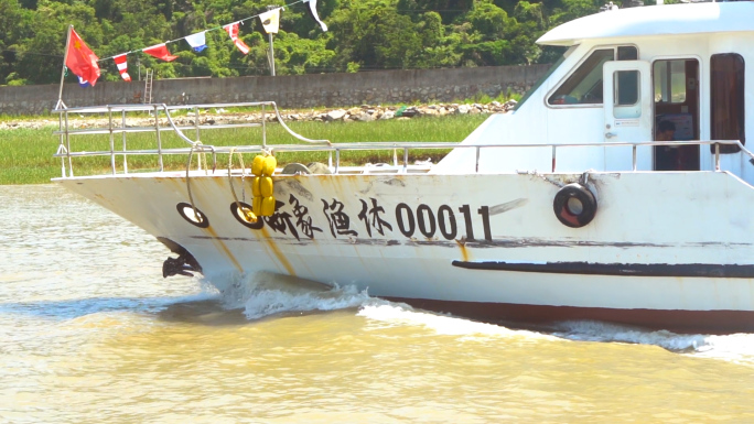 一艘中国游船在海上航行