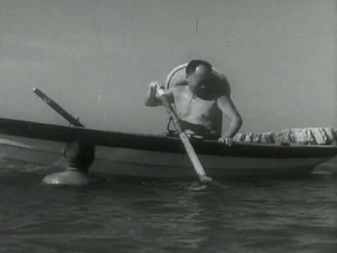 50年代人们在海边游泳划船