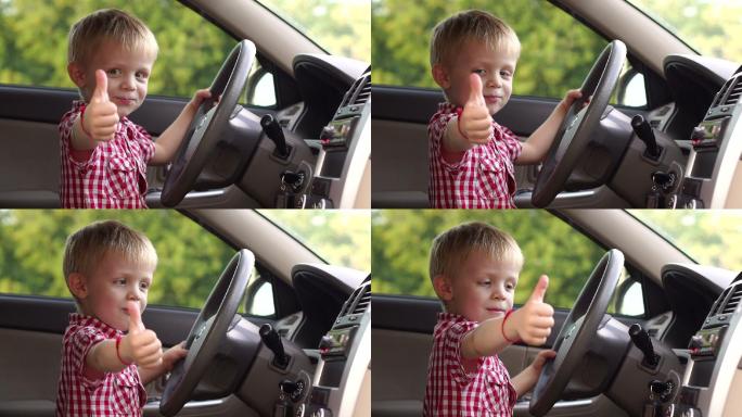一个快乐男孩坐在汽车里转动方向盘