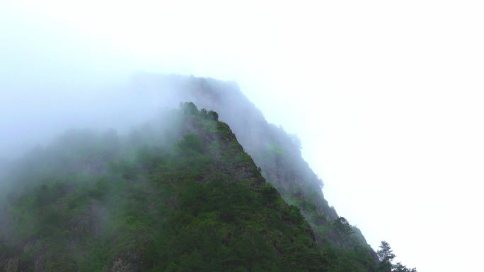 4K-山顶的雾气-绿水青山