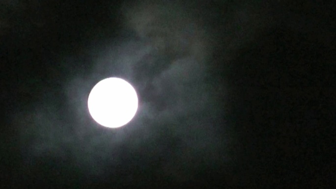 夜晚空中满月穿行在乌云之中1